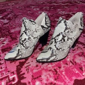 Vince Camuto Snakeskin Booties size US 9 / EU 40